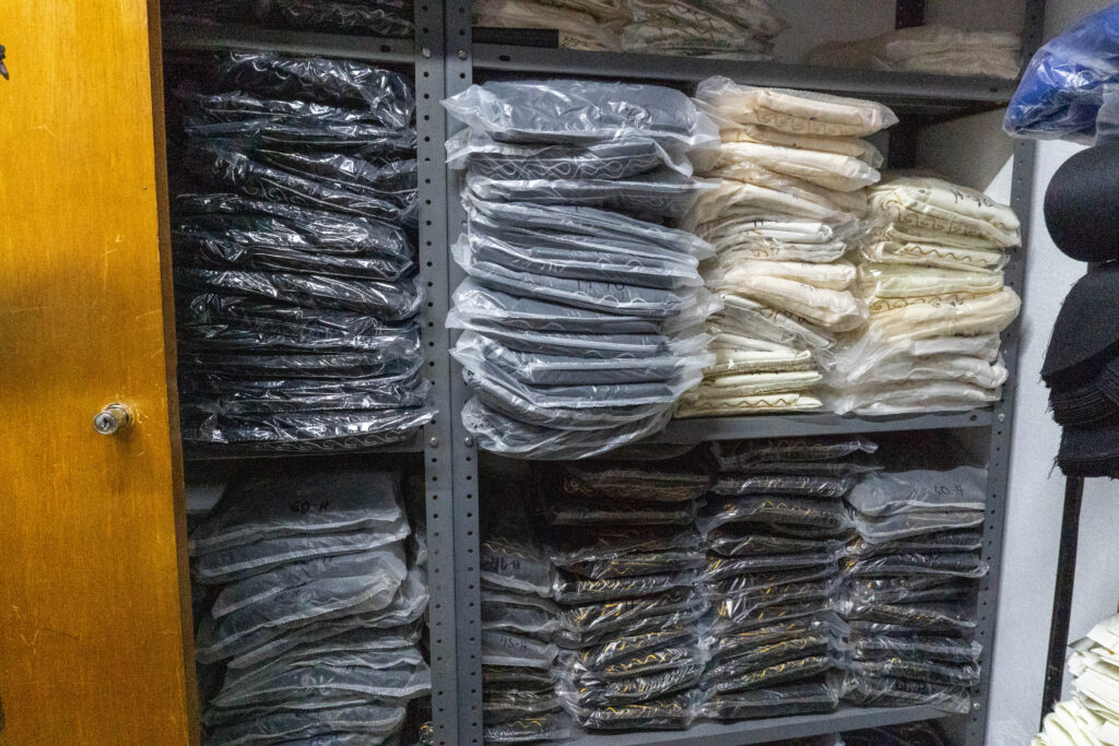trajes-charro-doblados-closed-pantalones-negros-azul-cafes-grecas-doradas-blancos-fabricante-casa-ortega